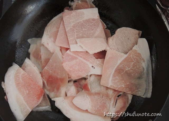 冷凍豚肉をフライパンへ